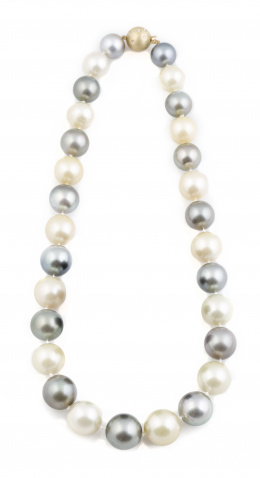 292.  Collar arlequin de perlas australianas grises y marfil alternas con cierre de esfera en oro mate de 18K con brillantes