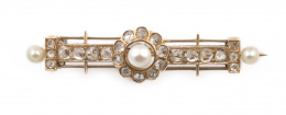 13.  Broche victoriano s.XIX con diamantes y perlas finas, en rosetón central y barra