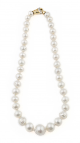 721.  Collar de perlas Australianas de intenso oriente, ligeramente abotonadas y con tamaño creciente hacia el centro