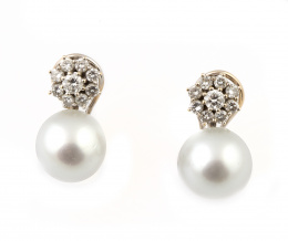 718.  Pendientes con perlas Australianas de intenso oriente y 13,60 mm, con rosetón superior de brillantes