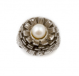 142.  Lote de pendientes y sortija flor vintage años 60 con perla central en montura de plata