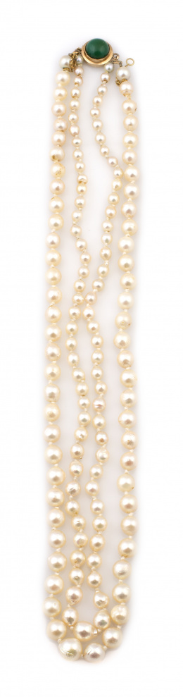 122.  Collar de dos hilos de perlas cultivadas con cierre en oro amarillo de 18K con cabuchón de ágata verde