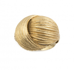 163.  Sortija con diseño en forma de nudo en oro amarillo mate grabado de 18K