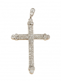 213.  Cruz colgante de pp. s.XX cuajada de brillantes de talla antigua en los brazos que rematan en tríos de chatones de brillantes que definen perfil lobulado