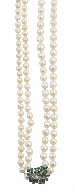 152.  Collar de dos hilos de perlas cultivadas con cierre de bandas de brillantes y esmeraldas en garras