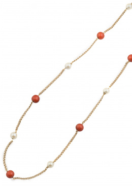 128.  Collar largo con cuentas de coral de 8,5 mm y perlas de 7 mm y cadena de doble eslabón barbado
