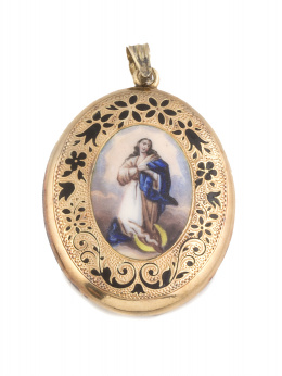 33.  Colgante portafotos s.XIX con Virgen en esmalte polícromo rodeado de guirnaldas grabadas y esmaltadas en negro