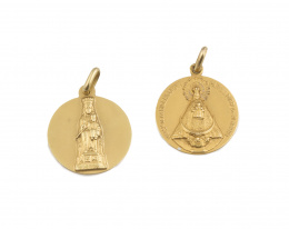 135.  Lote de dos medallas con Virgen en relieve ,en oro amarillo de 18K