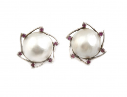 105.  Pendientes con perlas mabe de 18,5 mm en marcos a modo de sol con rubíes 