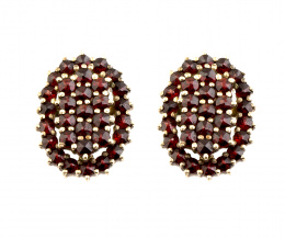 303.  Pendientes ovales con granates engastados en garras de oro de 10K