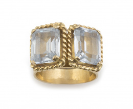 197.  Sortija ancha con dos espinelas azules de talla rectangular en marcos de cordoncillo de oro