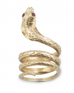 199.  Sortija en forma de serpiente con ojos de rubí,en oro amarillo grabado de 18K