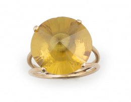 271.  Sortija con cuarzo citrino de talla redonda en montura de oro amarillo de 18K