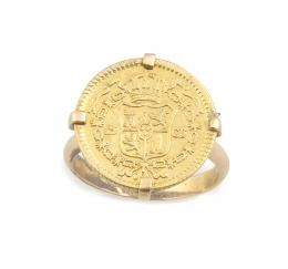 425.  Sortija realizada con moneda de oro de Carlos III en montura de garras de oro amarillo de 18K