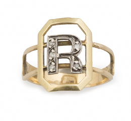 31.  Sortija con letra R de diamantes en marco octogonal y doble aro en anillo