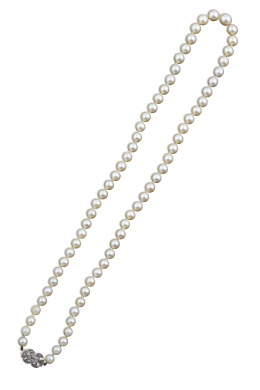 54.  Collar Art-Decó de un hilo de perlas cultivadas con cierre de diamante talla esmeralda central de 0,25 ct aprox rodeado por marco lobulado de diamantes 