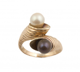 125.  Sortija tú y yo con perla negra y blanca de 7 mm en montura abierta en el frente gallonada