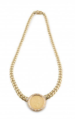 129.  Collar con moneda de 25 ptas de Alfonso XII en oro ,rodeada por marco de oro y símil brillantes,con cadena de eslabón barbado de tamaño creciente