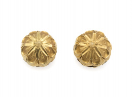 41.  Pendientes de esferas grabadas con flores, en oro amarillo de 18K