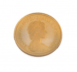 424.  Moneda proof de medio soberano de Isabel II 1980 en oro de 22K