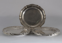 1023.  Juego de nueve platos Carlos IV  en plata con escudo de hidalgo grabado.Marcas de Antonio Martínez, Madrid Villa y Corte, 1796..