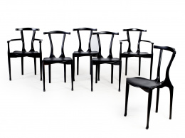 807.  Óscar Tusquets (Barcelona 1941). Juego de 6 sillas (dos con brazos) "Gaulino". Madera con asientos en cuero. Diseño de 1987, edición Carlos Jané S. A., hacia 1990. Marca estampillada en el cuero. .