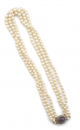 205.  Collar de pp. S.XX tres hilos de perlas cultivadas de tamaño creciente,con cierre de cabuchón de piedra luna orlada de diamantes