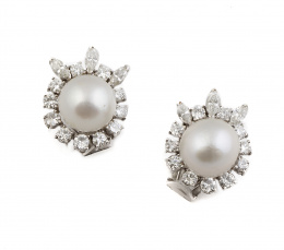 325.  Pendientes con perlas autralianas de 13,32 mm e intenso oriente ,orladas de brillantes y tres diamantes navette en la parte superior