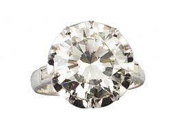 593.  Sortija solitario de brillante con un peso estimado de 5,15 ct color estimado M y grado de pureza V S2 