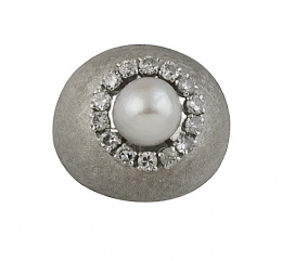 454.  Sorija bombée años 60 con perla central orlada de brillantes en oro blanco de 18K