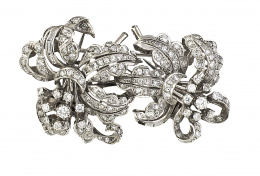 140.  Broche doble clip años 50 con dos flores de platino y brillantes. Desmontable