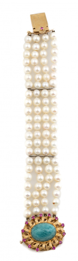 235.  Pulsera de cuatro hilos de perlas cultivadas con gran cierre de cabuchón de piedra azul, en marco con forma de flor rematado por rubíes sintéticos
