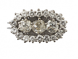 459.  Sortija de platino y brillantes años 50, con tres brillantes de talla antigua en línea central rodeados por orla oval de brillantes