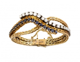 89.  Pulsera años 50 con línea rivière de brillantes y de zafiros entrelazadas con dos bandas de cordón trenzado de oro