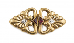 304.  Broche doble clip años 50, con diseño de hojas gallonadas con brillantes y rubíes sintéticos de talla triangular