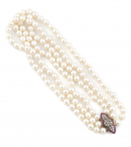 50.  Collar de ff. S. XX con tres hilos de perlas cultivadas y cierre lobulado, con pavé de diamantes de talla rosa orlados de rubíes calibrados