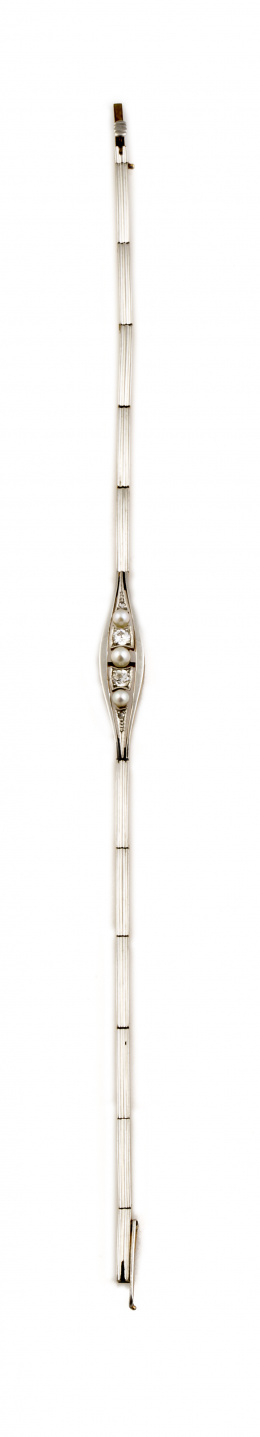 39.  Pulsera Art-Decó con centro de tres perlitas finas y dos brillantes entre bandas articuladas 