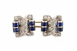 665.  Un gemelo doble Art-Decó con dos piezas cuadrangulares de zafiros calibrados y brillantes, en montura de platino