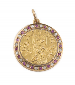 49.  Medalla colgante con escena de descendimiento de la cruz, enmarcada por orla de diamantes y rubíes alternos