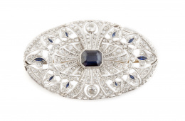 662.  Delicado broche oval Art-Decó con zafiro de talla rectangular central , diamantes brillantes y zafiros calibrados