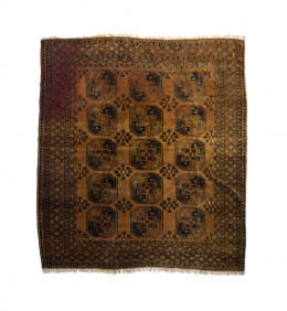 679.  Alfombra en lana con decoración geométrica, trabajo turkomano.