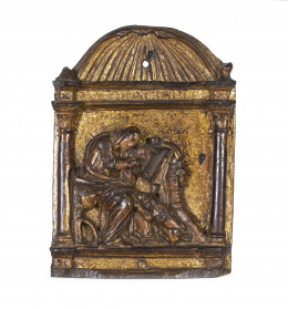 682.  “Monje escribano” Relieve en madera tallada y dorada.Posiblemente Flandes, S. XVI