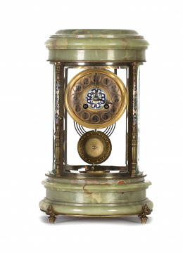 823.  Reloj de sobremesa en mármol y bronce esmaltado en cloisonné. ff. S. XIX