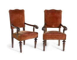 813.  Pareja de butacas alfonsinas en madera de nogal tapizados en chenilla color teja.España, ff. S. del XIX - pp. S. XX.