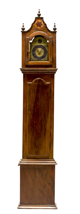 1090.  Reloj de caja alta en madera de nogal y marquetería con sonería de medias y horas.Ffs. S. XIX