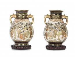 490.  Pareja de jarrones en loza Satsuma y bases en madera tallada.Japón, ff. S. XIX