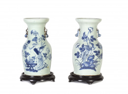 566.  Pareja de jarrones chinos en porcelana de fondo celadón, sobre bases de madera.China, ff. S. XIX