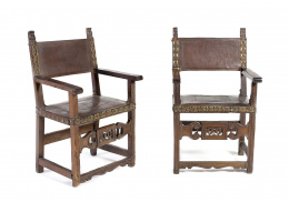 612.  Pareja de sillas de brazos siguiendo modelos del S. XVII en madera de nogal.España, S. XX.