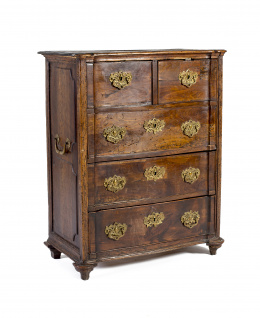 1086.  Cómoda regencia en madera de nogal y roble con herrajes de bronce. Trabajo provenzal, S. XVIII.