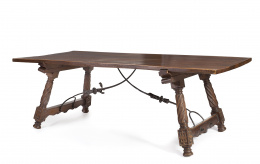1161.  Mesa de comedor siguiendo modelos del siglo XVII en madera de nogal.España, ff. del S. XIX.